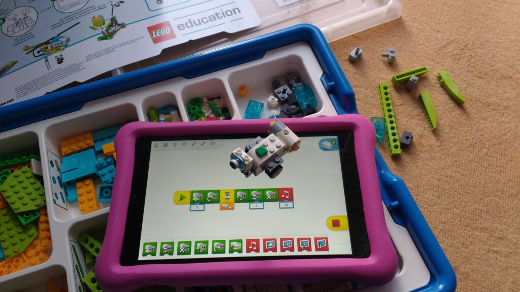 Lego-Robotikset mit Tablet und gebauten Roboter